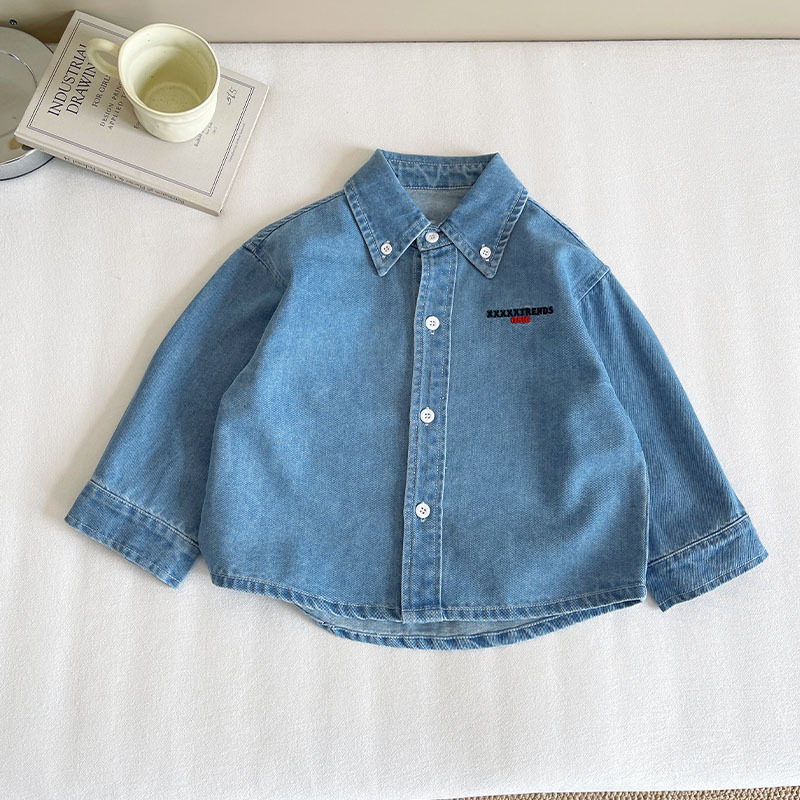 Детска деним риза в корейски стил, яка, дълги ръкави, буквено принт върху едноцветна тъкан, 70% памук / 20% регенерирана целулоза / 10% полиестер, есен 2025