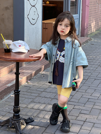 Детска деним риза с изтъркан ефект, къс ръкав, корейски стил, памук 100%, печат с букви