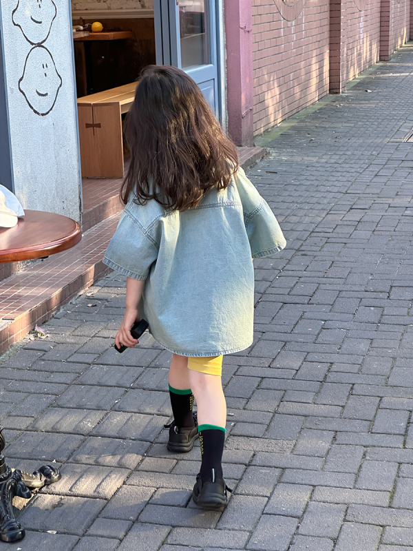 Детска деним риза с изтъркан ефект, къс ръкав, корейски стил, памук 100%, печат с букви