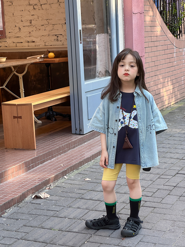 Детска деним риза с изтъркан ефект, къс ръкав, корейски стил, памук 100%, печат с букви