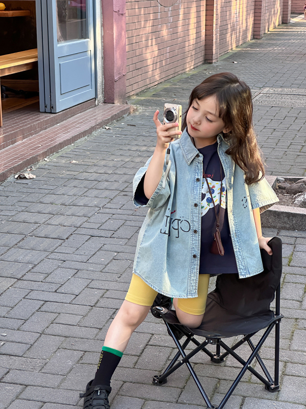 Детска деним риза с изтъркан ефект, къс ръкав, корейски стил, памук 100%, печат с букви