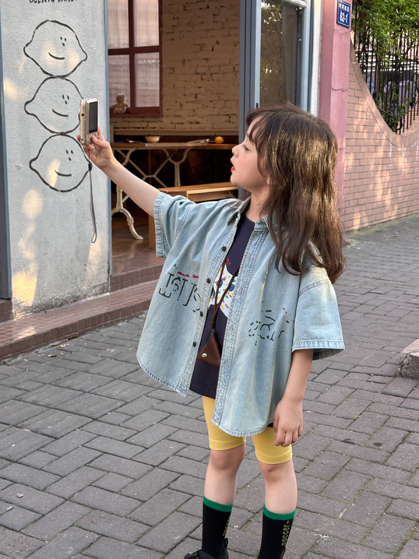 Детска деним риза с изтъркан ефект, къс ръкав, корейски стил, памук 100%, печат с букви