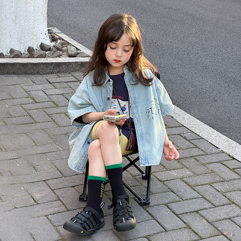 Детска деним риза с изтъркан ефект, къс ръкав, корейски стил, памук 100%, печат с букви