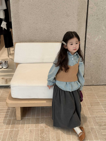 Детски дънков двукомпонентен комплект за момичета: корейски стил, топ с презрамки + деним риза; квадратно деколте, дълги ръкави, едноцветен деним, есен 2025.