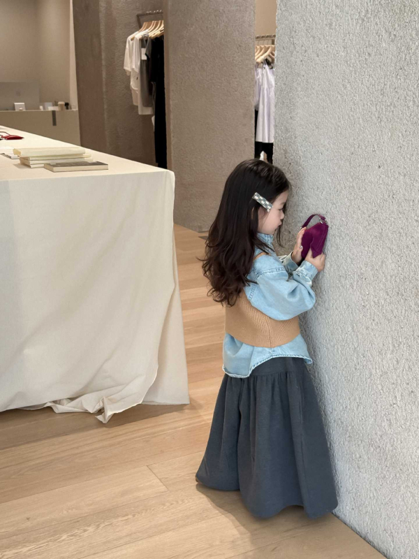 Детски дънков двукомпонентен комплект за момичета: корейски стил, топ с презрамки + деним риза; квадратно деколте, дълги ръкави, едноцветен деним, есен 2025.