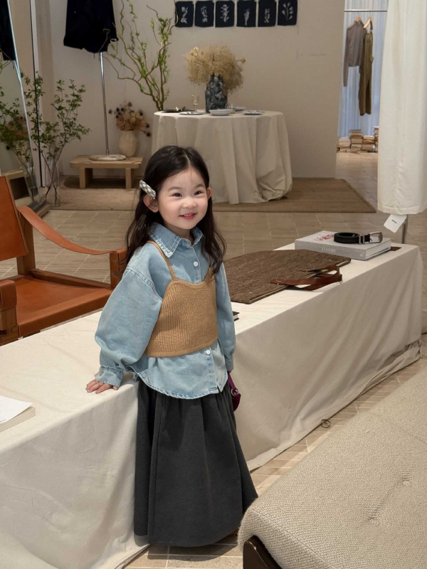 Детски дънков двукомпонентен комплект за момичета: корейски стил, топ с презрамки + деним риза; квадратно деколте, дълги ръкави, едноцветен деним, есен 2025.