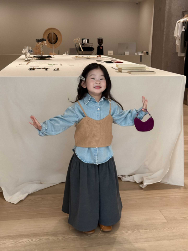 Детски дънков двукомпонентен комплект за момичета: корейски стил, топ с презрамки + деним риза; квадратно деколте, дълги ръкави, едноцветен деним, есен 2025.