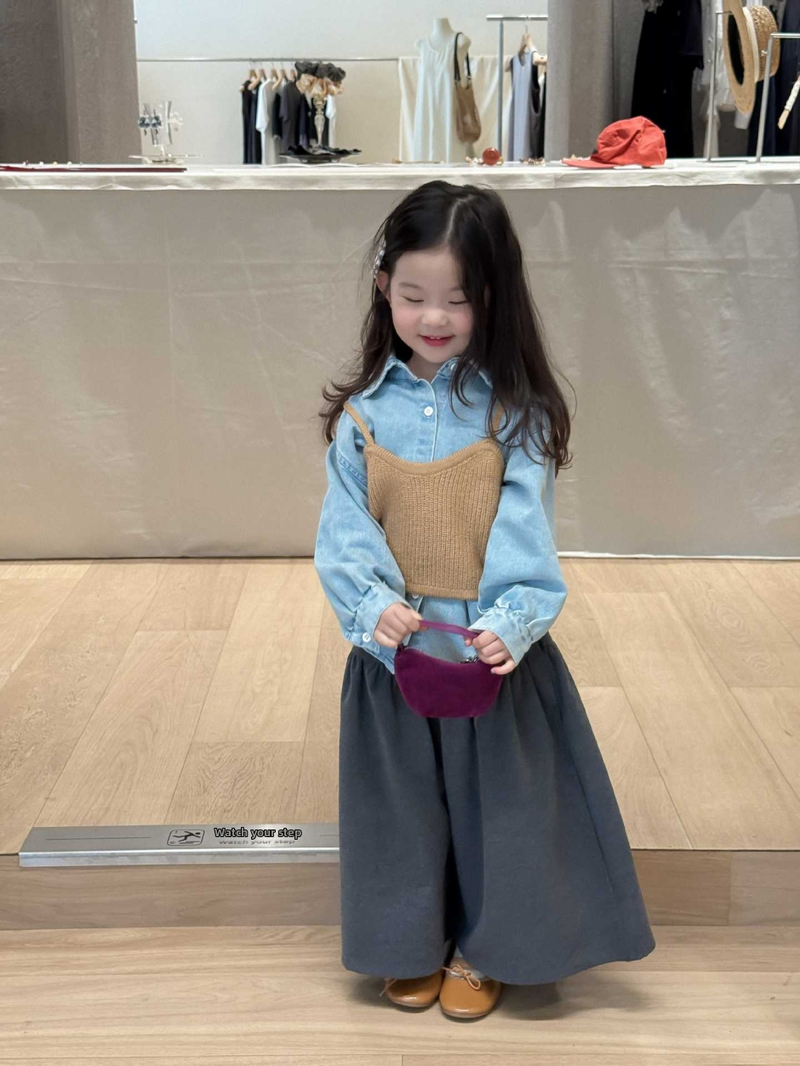 Bērnu džinsa 2-dali komplekts Korejas stilā: top ar siksniņām un džinsa krekls, kvadrātveida kakls, garas piedurknes, vienkrāsains džinsa audums, rudens 2025.