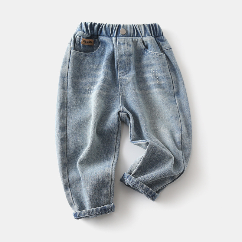 Dječje traperice u korejskom stilu – denim s 66,8% pamuka, 17,5% recikliranih vlakana, 15,7% poliestera; niska struka, elastični pojas; jedne boje; za dječake 3–8 godina; proljeće i jesen; branda WAPYPY