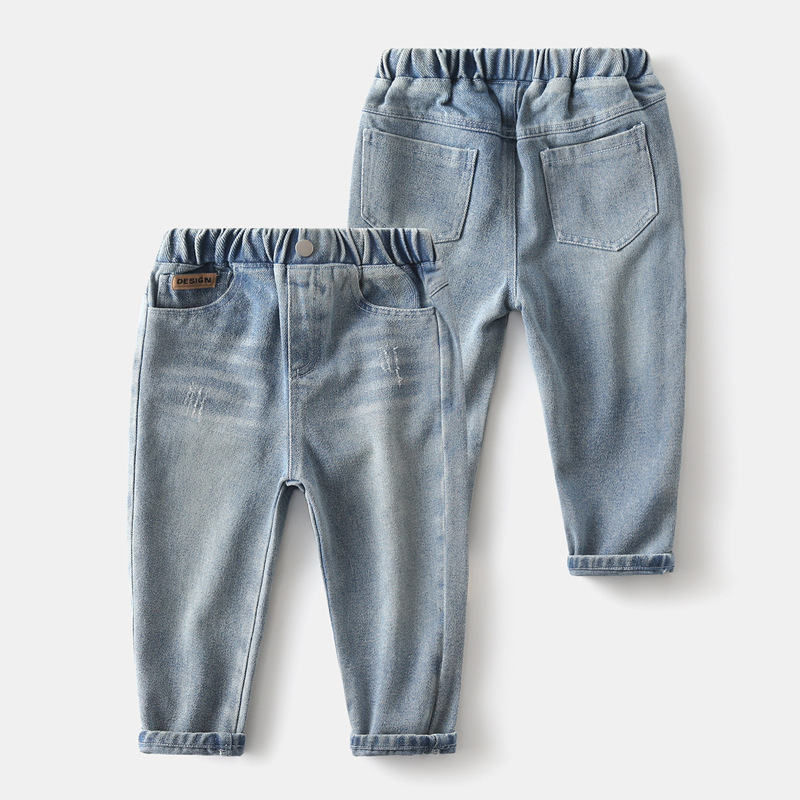 Dječje traperice u korejskom stilu – denim s 66,8% pamuka, 17,5% recikliranih vlakana, 15,7% poliestera; niska struka, elastični pojas; jedne boje; za dječake 3–8 godina; proljeće i jesen; branda WAPYPY