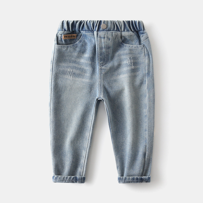 Dječje traperice u korejskom stilu – denim s 66,8% pamuka, 17,5% recikliranih vlakana, 15,7% poliestera; niska struka, elastični pojas; jedne boje; za dječake 3–8 godina; proljeće i jesen; branda WAPYPY