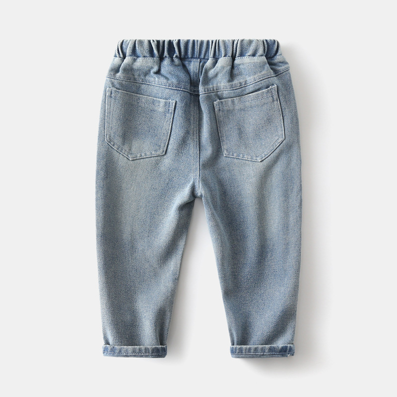 Dječje traperice u korejskom stilu – denim s 66,8% pamuka, 17,5% recikliranih vlakana, 15,7% poliestera; niska struka, elastični pojas; jedne boje; za dječake 3–8 godina; proljeće i jesen; branda WAPYPY