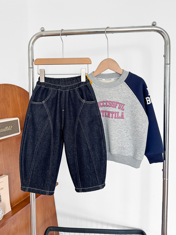 Jeans unisex pentru copii (Iarna 2025; 72% bumbac/26% poliester/2% elastan; țesătură tratată moale; talie medie cu bandă elastică)