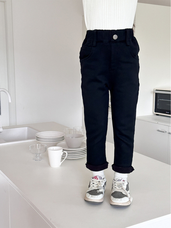 Dječje unisex hlače u korejskom stilu, uski kroj, s unutarnjim flisom, srednji pojas, debeo twill bambus-stretch materijal s baršunastom podstavom; sastav: 79% viskoza, 17% brokat pamuk, 4% spandeks