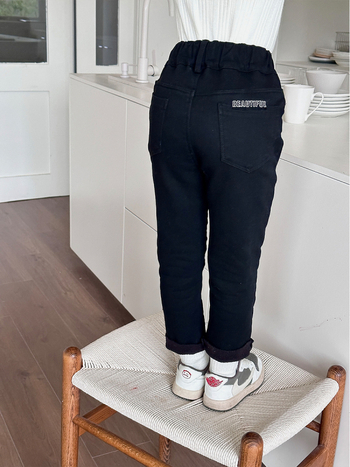 Dječje unisex hlače u korejskom stilu, uski kroj, s unutarnjim flisom, srednji pojas, debeo twill bambus-stretch materijal s baršunastom podstavom; sastav: 79% viskoza, 17% brokat pamuk, 4% spandeks