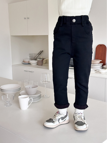 Dječje unisex hlače u korejskom stilu, uski kroj, s unutarnjim flisom, srednji pojas, debeo twill bambus-stretch materijal s baršunastom podstavom; sastav: 79% viskoza, 17% brokat pamuk, 4% spandeks