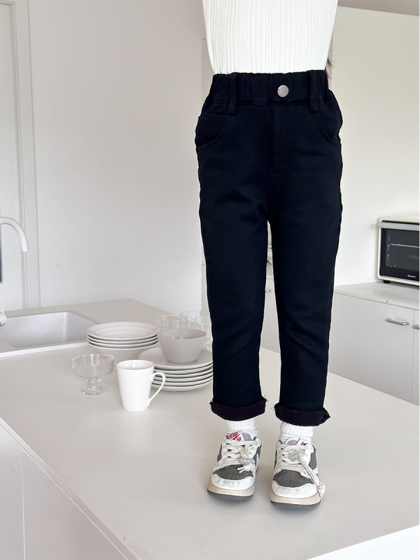 Dječje unisex hlače u korejskom stilu, uski kroj, s unutarnjim flisom, srednji pojas, debeo twill bambus-stretch materijal s baršunastom podstavom; sastav: 79% viskoza, 17% brokat pamuk, 4% spandeks
