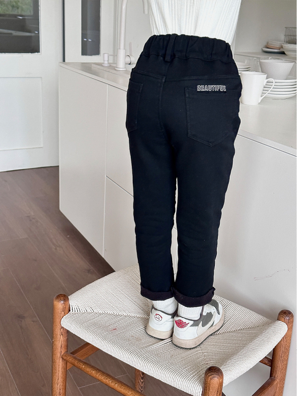 Dječje unisex hlače u korejskom stilu, uski kroj, s unutarnjim flisom, srednji pojas, debeo twill bambus-stretch materijal s baršunastom podstavom; sastav: 79% viskoza, 17% brokat pamuk, 4% spandeks