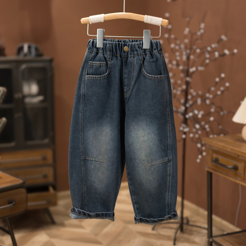 Bērnu džinsi no denima, vidējā josta ar elastīgu jostu, 53% kokvilna, maigs apdari, brīvs ikdienas griezums, rudens 2025.