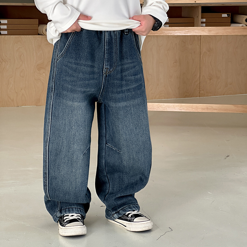 Muške dječje traperice za zimu s flis podstavom, denim 50/50 pamuk-poliester, enzimsko pranje, srednji pojas, elastični pojas, jednobojni uzorak