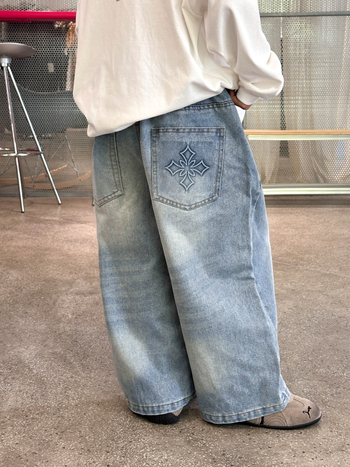 Michael Dječje traperice – jesen, ravni kroj, opuštena silueta, 50% pamuka, srednji pojas, mekano obrađeni denim