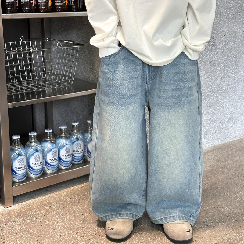 Michael Dječje traperice – jesen, ravni kroj, opuštena silueta, 50% pamuka, srednji pojas, mekano obrađeni denim