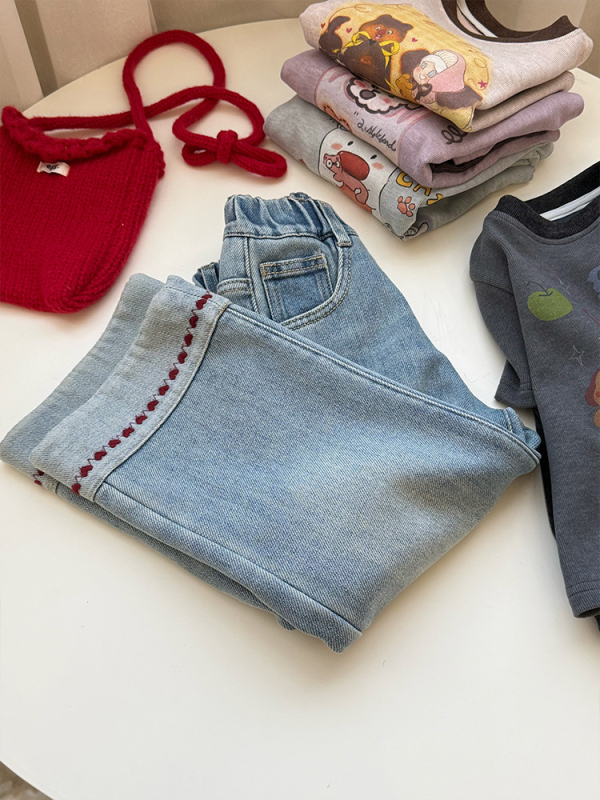 Meitenēm domāti džinsi ar flīsa apdari - ziemas siltums, brīvs taisns piegriezums, 60% kokvilna, vidukļa vidējā augstuma josta ar elastīgu jostu, 3–8 gadi