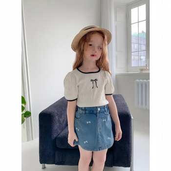 Mergaitėms skirta princesės stiliaus siuvinėta kaspinas, išplautas džinsinis sijonas su A linija ir klostėmis, medvilnės pamušalas, minkštas apdirbimas audiniui, vasara