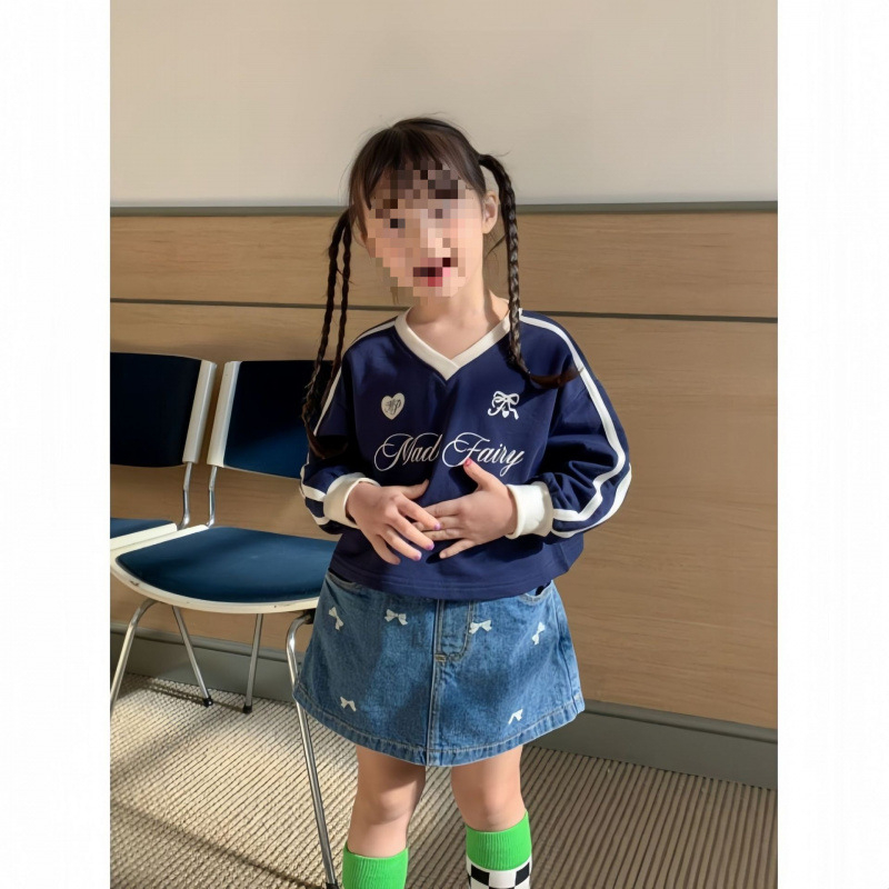 Mergaitėms skirta princesės stiliaus siuvinėta kaspinas, išplautas džinsinis sijonas su A linija ir klostėmis, medvilnės pamušalas, minkštas apdirbimas audiniui, vasara