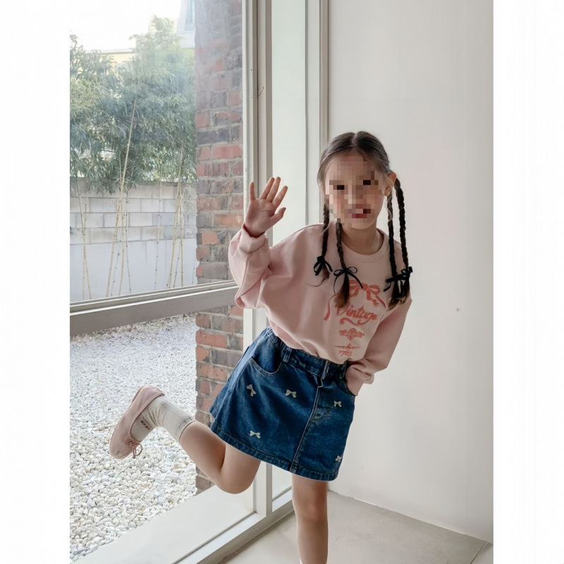 Mergaitėms skirta princesės stiliaus siuvinėta kaspinas, išplautas džinsinis sijonas su A linija ir klostėmis, medvilnės pamušalas, minkštas apdirbimas audiniui, vasara