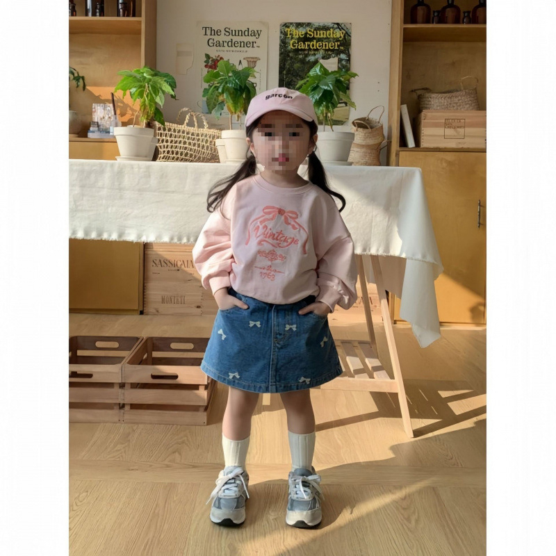 Mergaitėms skirta princesės stiliaus siuvinėta kaspinas, išplautas džinsinis sijonas su A linija ir klostėmis, medvilnės pamušalas, minkštas apdirbimas audiniui, vasara