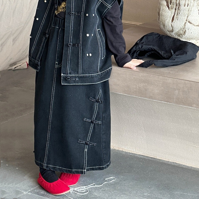 Mergaitėms skirtas naujojo kinų stiliaus džinsinis sijonas, ilga A linija (Medžiaga: medvilnė; Stilius: džinsinis; Siluetas: A linija; Amžiaus grupė: 3–8 metai)