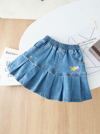 Mergaitėms skirta džinsinė A linijos sijonėlis su klostėmis, širdies siuvinėjimas, pamušalas iš medvilnės, 70–80% medvilnės, nuo 8 metų, pavasaris 2025