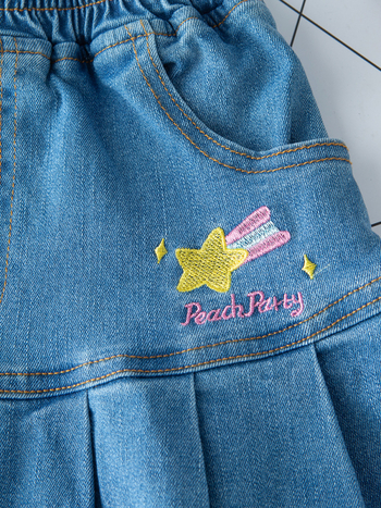 Mergaitėms skirta džinsinė A linijos sijonėlis su klostėmis, širdies siuvinėjimas, pamušalas iš medvilnės, 70–80% medvilnės, nuo 8 metų, pavasaris 2025