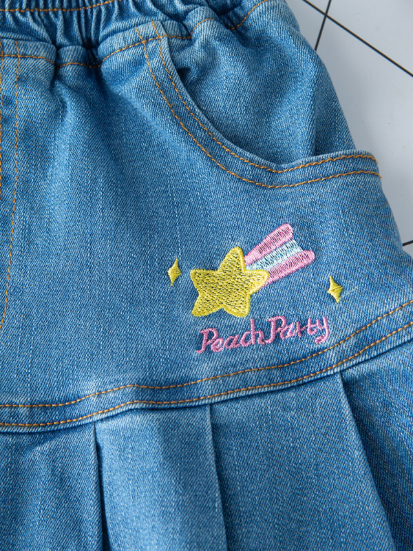 Mergaitėms skirta džinsinė A linijos sijonėlis su klostėmis, širdies siuvinėjimas, pamušalas iš medvilnės, 70–80% medvilnės, nuo 8 metų, pavasaris 2025