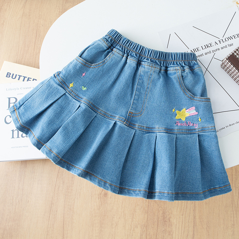 Mergaitėms skirta džinsinė A linijos sijonėlis su klostėmis, širdies siuvinėjimas, pamušalas iš medvilnės, 70–80% medvilnės, nuo 8 metų, pavasaris 2025