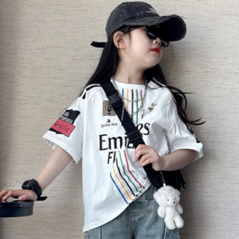 Kaheosaline lastekomplekt: ees nööpidega top ja helmestega džinsiline seelik, lühikesed varrukad, puuvill–polüesteri segu