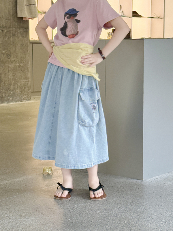 Vaikiškas džinsinis A linijos sijonas mergaitėms, vasara 2025, 90% medvilnė, netolygus apdaila, švelni apdaila, tikros modelių nuotraukos, mergaitėms nuo 8 metų