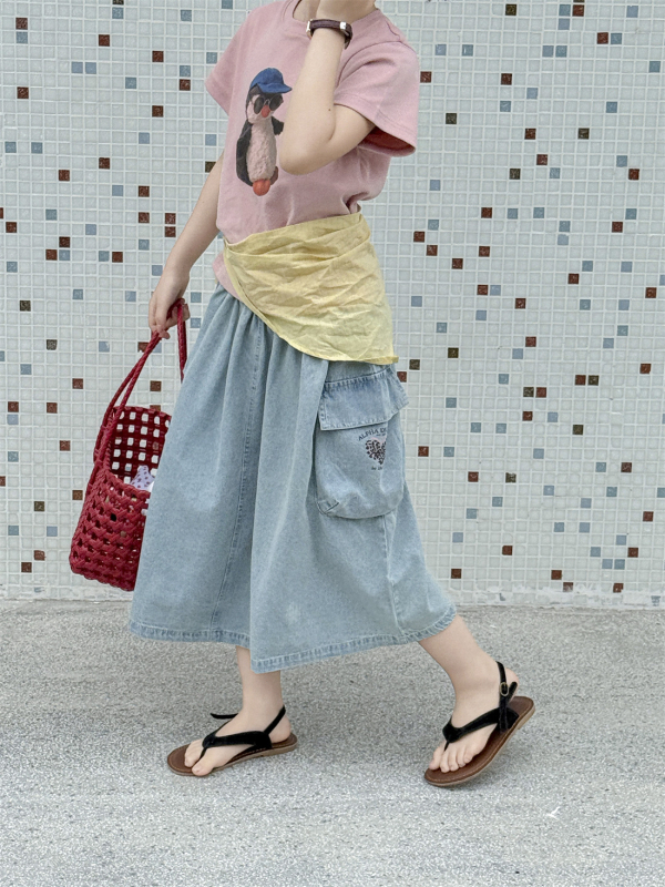 Vaikiškas džinsinis A linijos sijonas mergaitėms, vasara 2025, 90% medvilnė, netolygus apdaila, švelni apdaila, tikros modelių nuotraukos, mergaitėms nuo 8 metų