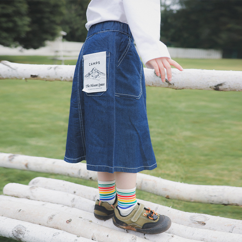 Mergaitėms džinsinė sijonėlis, 99% medvilnė, pamušalas 91–99% medvilnė, raidės raštas, švelnus apdorojimas, 3–8 metų amžius, pavasaris 2025