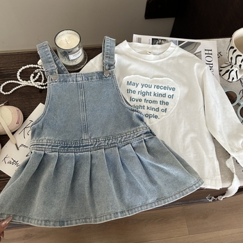 Koreai stílusú lányoknak szóló kétszobás készlet: szívmintás hosszúujjú felső és denim pántos szoknya, 80% pamut