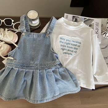 Koreai stílusú lányoknak szóló kétszobás készlet: szívmintás hosszúujjú felső és denim pántos szoknya, 80% pamut