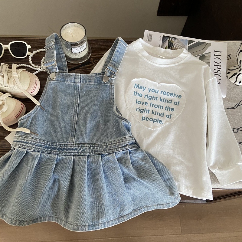 Koreai stílusú lányoknak szóló kétszobás készlet: szívmintás hosszúujjú felső és denim pántos szoknya, 80% pamut