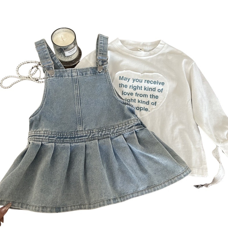 Koreai stílusú lányoknak szóló kétszobás készlet: szívmintás hosszúujjú felső és denim pántos szoknya, 80% pamut