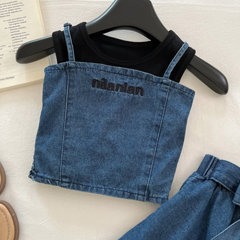 Dječji denim komplet od tri dijela s trakama: gornji dio bez rukava, nepravilna suknja, lagana pamukasto-polyester tkanina za ljeto 2025