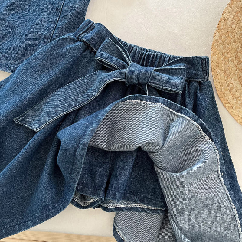 Dječji denim komplet od tri dijela s trakama: gornji dio bez rukava, nepravilna suknja, lagana pamukasto-polyester tkanina za ljeto 2025