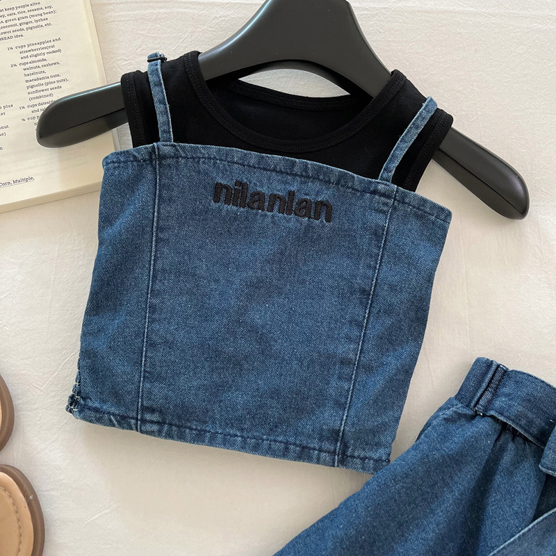 Dječji denim komplet od tri dijela s trakama: gornji dio bez rukava, nepravilna suknja, lagana pamukasto-polyester tkanina za ljeto 2025