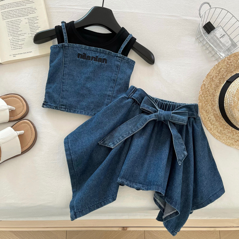 Dječji denim komplet od tri dijela s trakama: gornji dio bez rukava, nepravilna suknja, lagana pamukasto-polyester tkanina za ljeto 2025