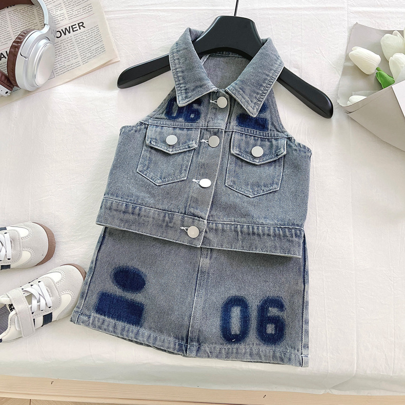 Детски деним двучастен комплект: безръкав жилетка и пола, корейски стил, лято 2025, мек деним, буквена шарка, 75% памук