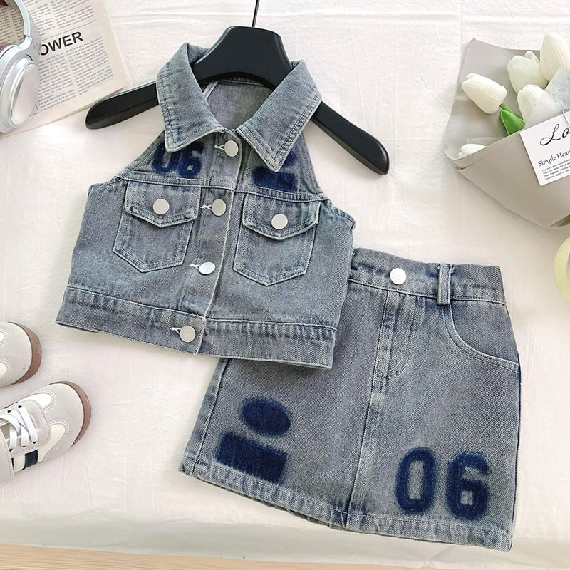 Детски деним двучастен комплект: безръкав жилетка и пола, корейски стил, лято 2025, мек деним, буквена шарка, 75% памук